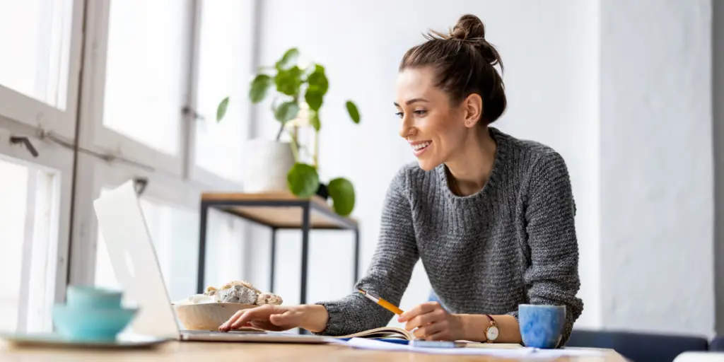 Jeune femme cherchant des conseils pour choisir une franchise