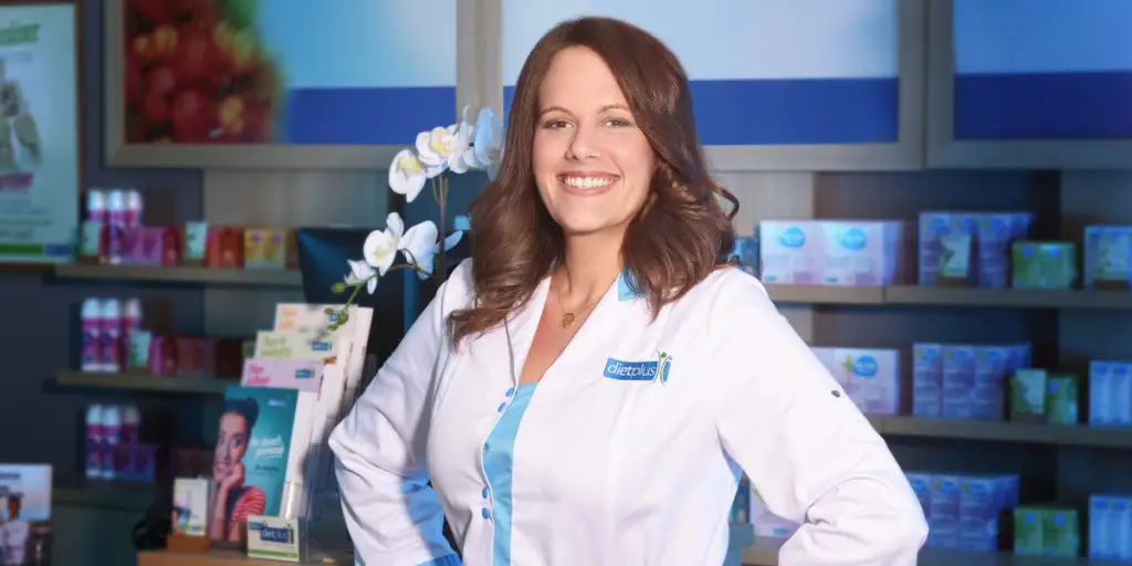 Elodie Tricoteaux, franchisée dietplus qui prend une pose souriante dans son centre de rééquilibrage alimentaire.