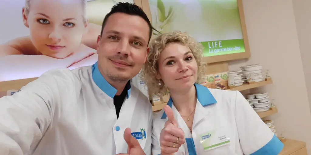 Deux coachs dietplus prennent un selfie dans un centre de rééquilibrage alimentaire.