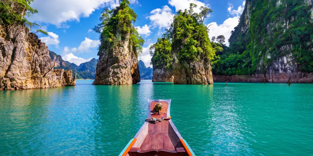 Un bateau vogue dans un superbe paysage thaïlandais