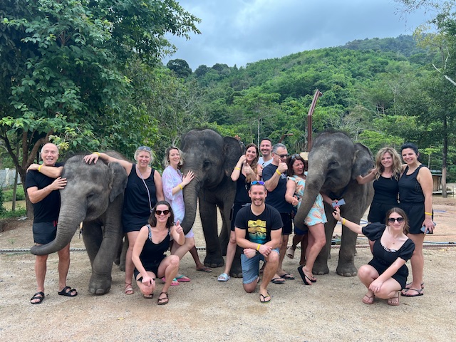 Les franchisés dietplus dans un refuge pour éléphants lors du voyage de parrainage en Thaïlande