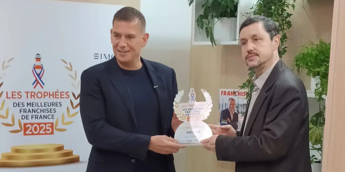 Philippe Langohr, président de dietplus, reçoit le trophée de meilleure franchise à Franchise expo en 2025.