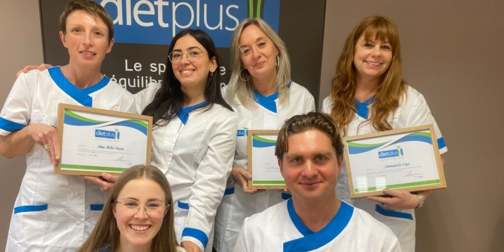 Des coachs dietplus posent après leur formation initiale qui leur a permis de valider leur reconversion professionnelle.