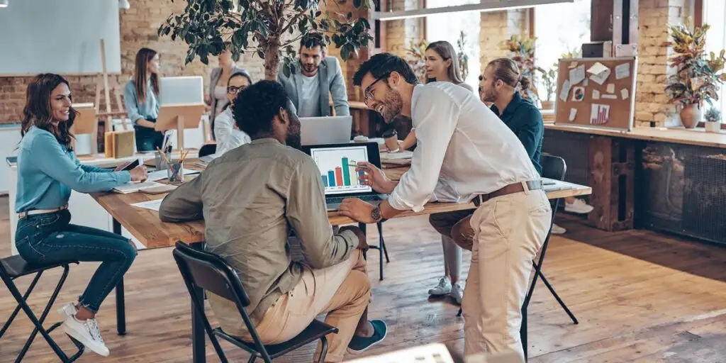 Groupes de franchisés qui cherche la meilleure manière de se lancer.