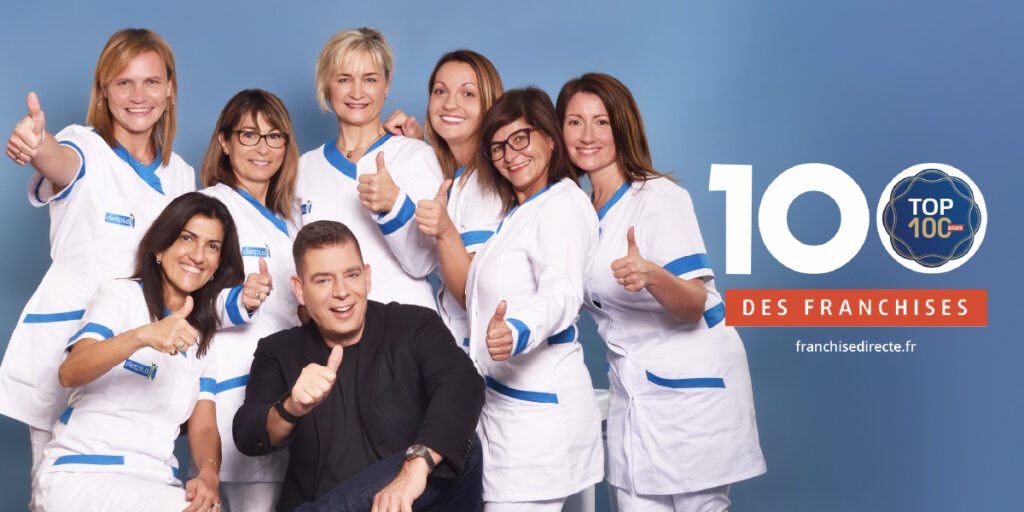 Philippe Langohr, président de dietplus, pose avec des coachs à côté du logo des 100 meilleures franchises françaises.