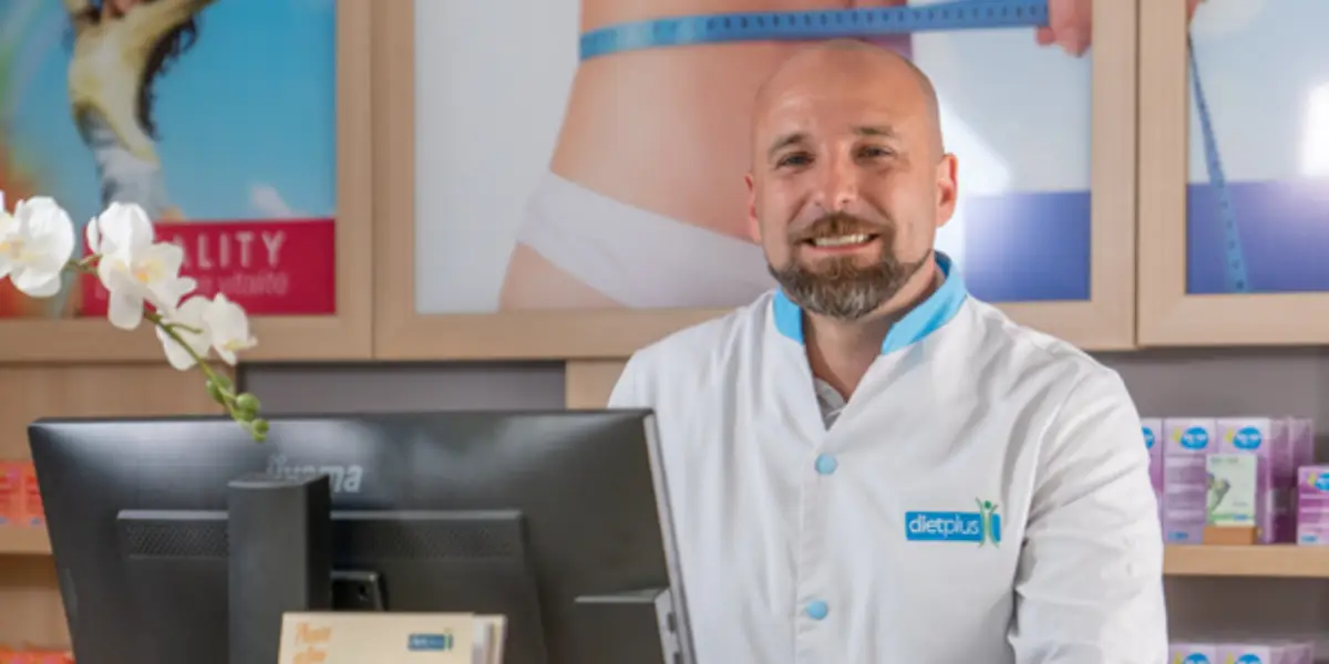 Un coach dietplus pose dans son centre de rééquilibrage alimentaire