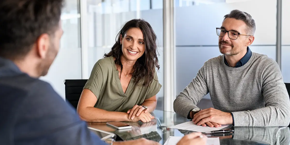 Deux entrepreneurs reçoivent un conseil sur la rentabilité dans leur projet de franchise.