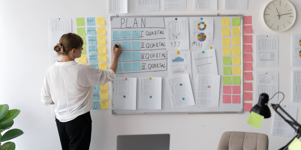 Une entrepreneur fait le business plan de sa franchise.