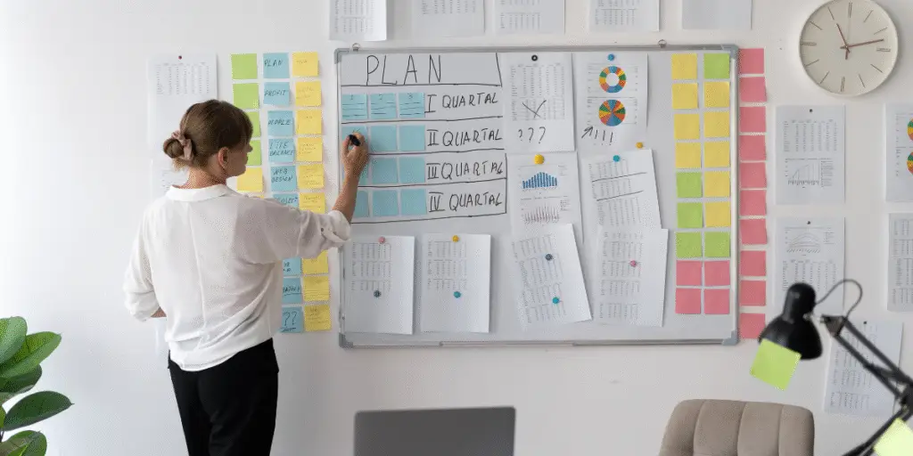 Une entrepreneur fait le business plan de sa franchise.