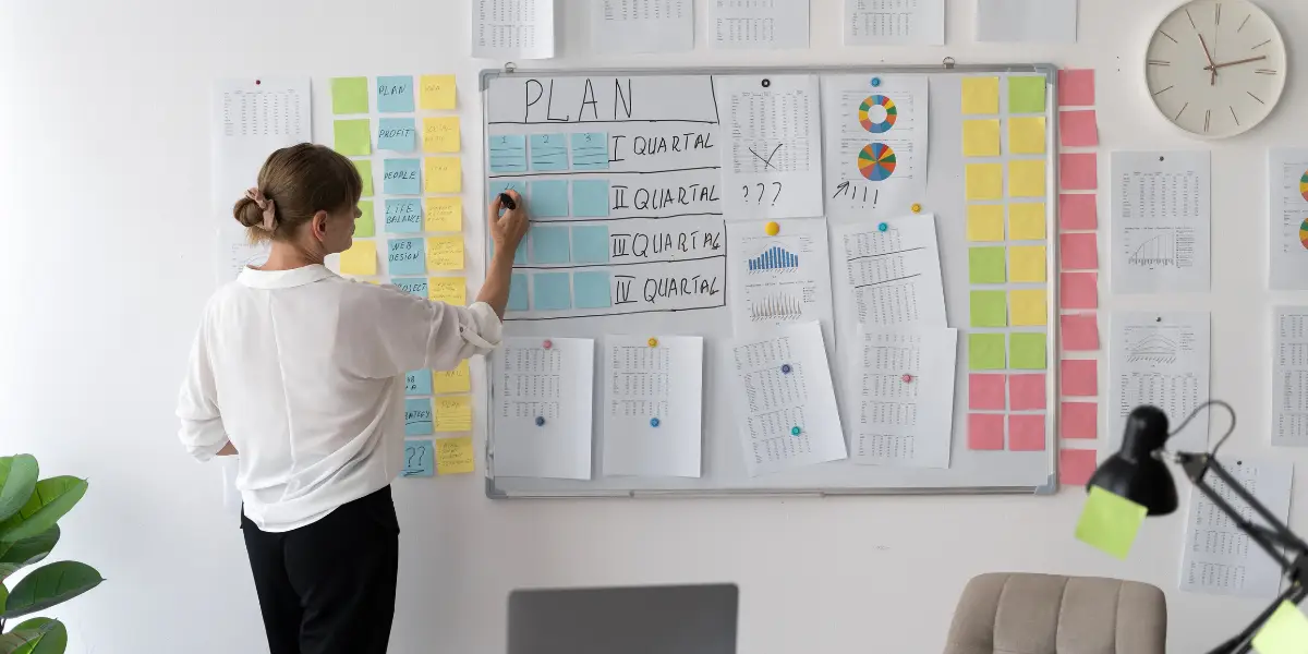 Une entrepreneur fait le business plan de sa franchise.