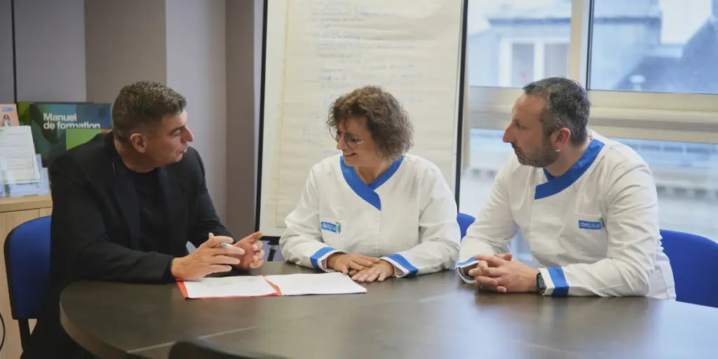 Deux franchisés dietplus signent leur contrat avec le président du réseau.