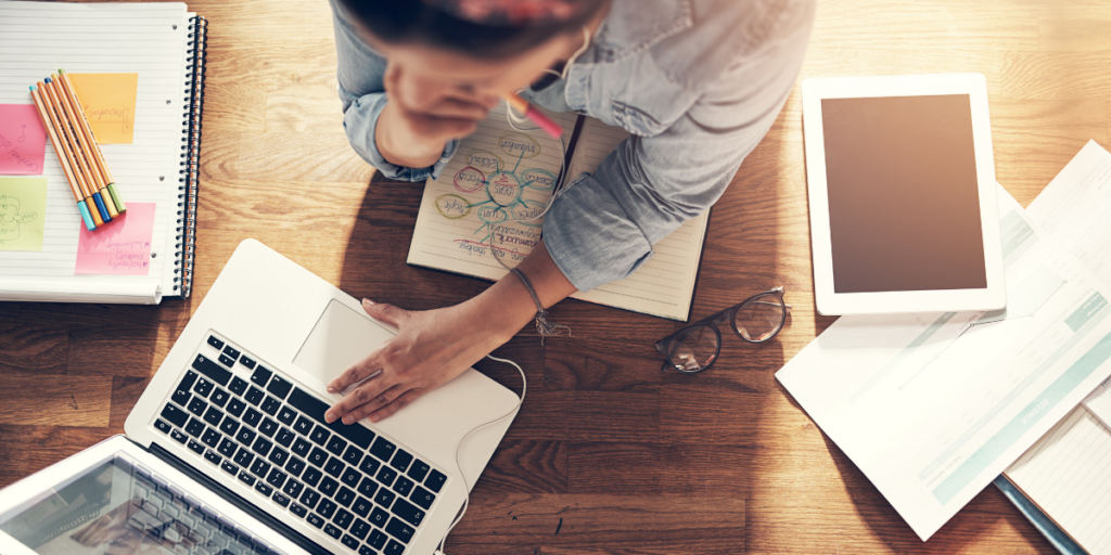 Une femme fais un business plan pour ouvrir sa franchise.