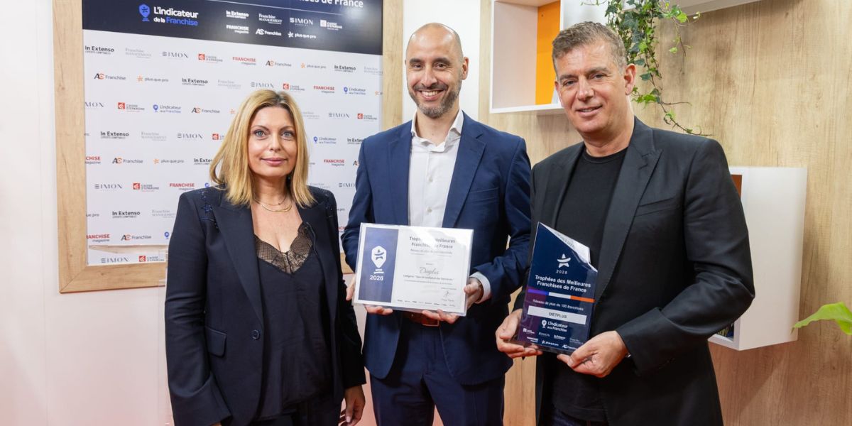 Philippe Langohr, président de dietplus, pose avec le trophée de meilleure franchise.