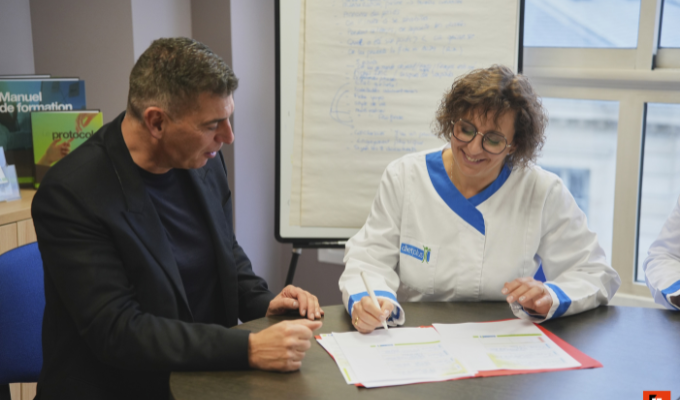Une franchisée signe un contrat avec le fondateur de sa tête d’enseigne