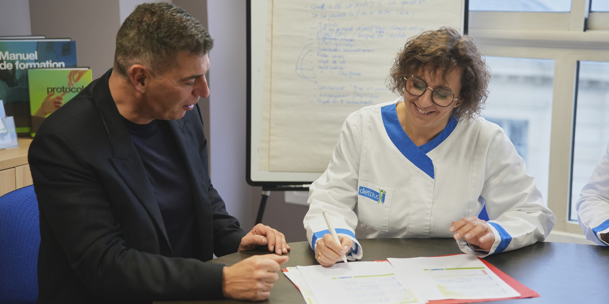 Une franchisée signe un contrat avec le fondateur de sa tête d’enseigne
