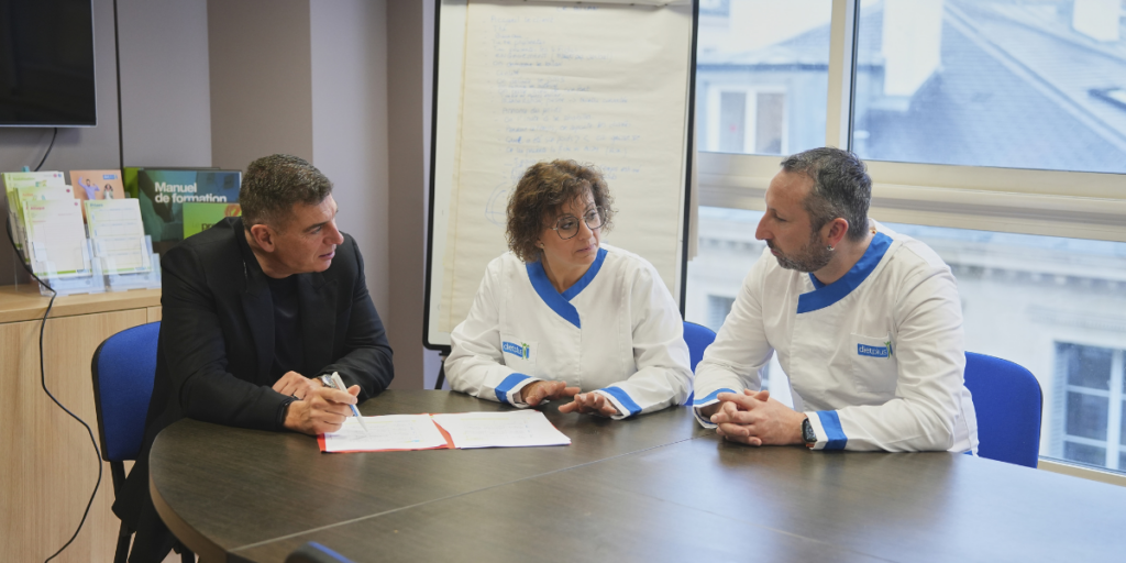 Des franchisés rencontrent le président de la tête d’enseigne pour parler financement.